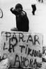 PARA LA TIRANÍA AHORA, mujer con honda, toma Puente Alto, Santiago, 21 de noviembre 1984.